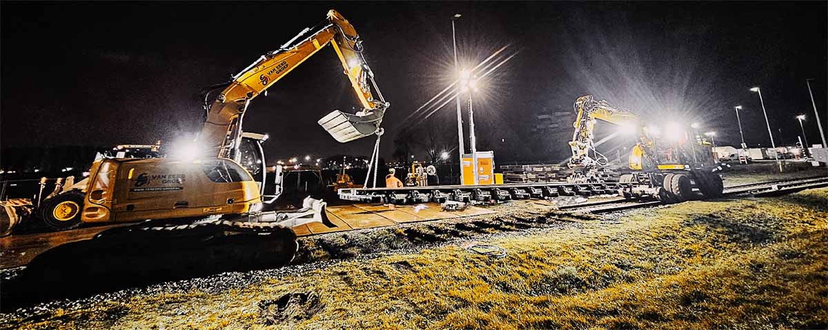 Nachtwerk aan een spoorwissel aan de Marktweg in Rotterdam, uitgevoerd door Van Eerd Groep voor VolkerRail.