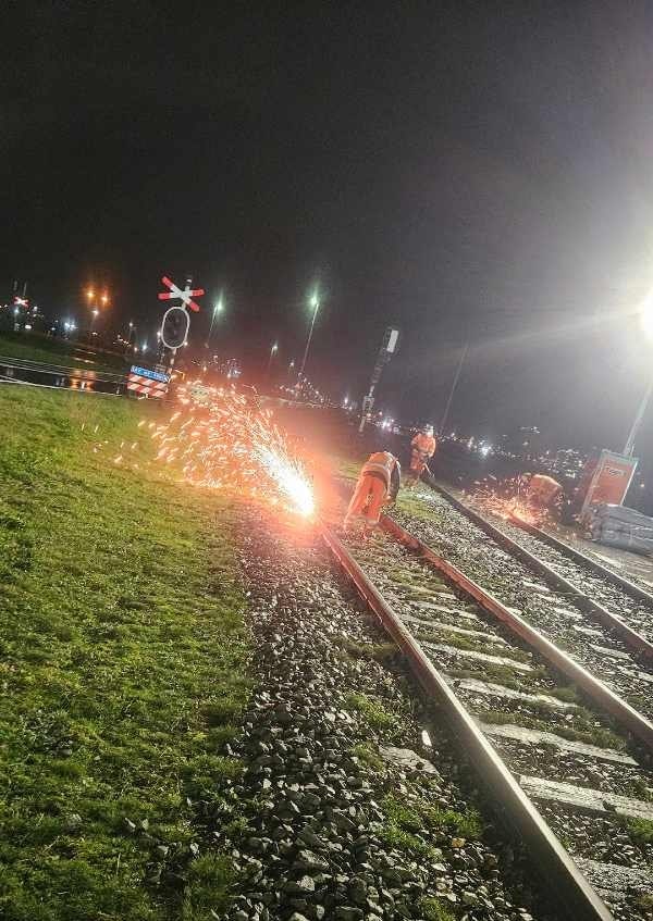 Nachtelijke werkzaamheden aan het vernieuwen van een spoorwissel aan de Marktweg in Rotterdam door Van Eerd Groep voor VolkerRail.