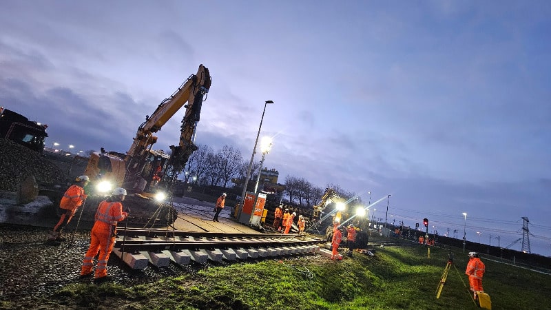 Spoorwissel wordt ’s nachts vernieuwd aan de Marktweg in Rotterdam tijdens railwerkzaamheden voor VolkerRail.